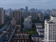 指当事人商定由一